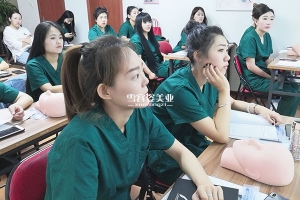 牙齿美白学校专业培训，现在学习正是好时机。